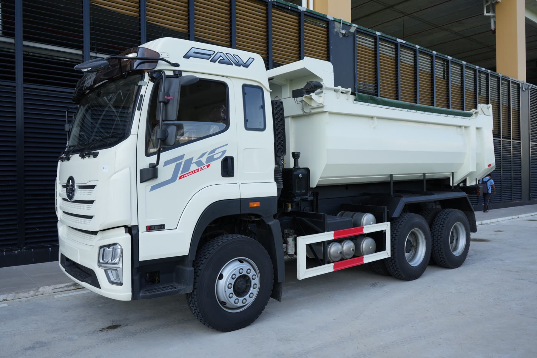 FAW JK6 6x4 medium truck — image 1